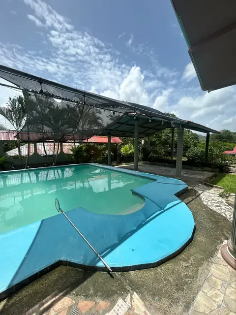Casa de 2 niveles con piscina en Residencial El Naranjal, Puerto Cortés